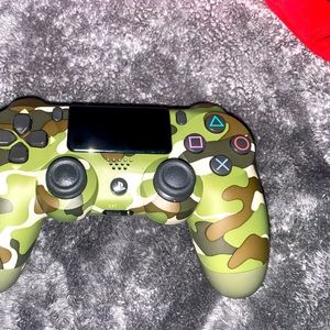 PS4 controller is in good shape and nothings wrong with it 😁